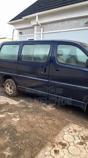 Toyota HiAce 2000 Blue