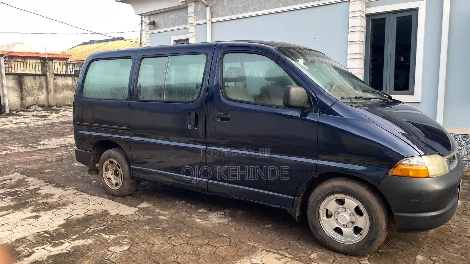 Toyota HiAce 2000 Blue