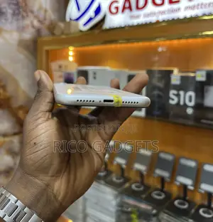 Apple iPhone XR 64 GB White