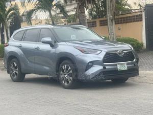 Toyota Highlander XLE 2022 Gray