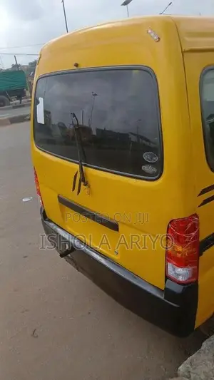Suzuki APV Minibus 2010 Yellow