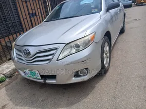 Toyota Camry Base 4dr Sedan (2.5L 4cyl 6M) 2010 Silver