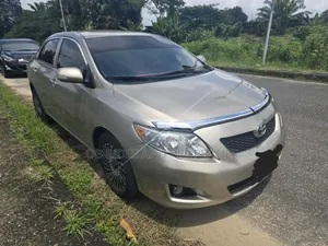 Toyota Corolla LE 4dr Sedan (1.8L 4cyl 4A) 2010 Gold