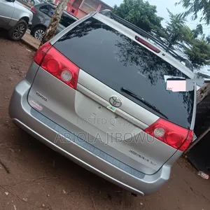 Toyota Sienna XLE FWD 2009 Silver