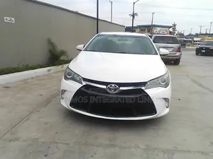 Toyota Camry SE 4dr Sedan (2.5L 4cyl 6A) 2016 White