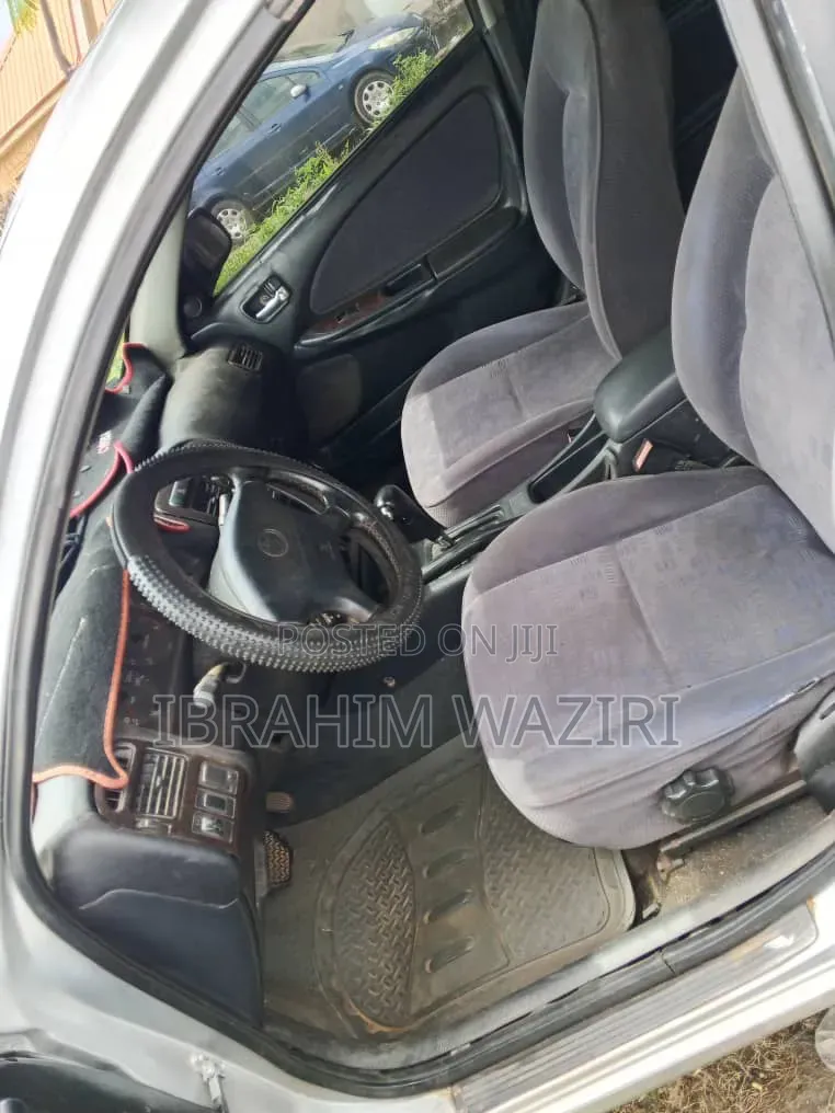 Toyota Avensis 2000 Brown