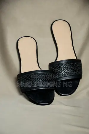 MMD Moon Petal Women's Black Textured Slides