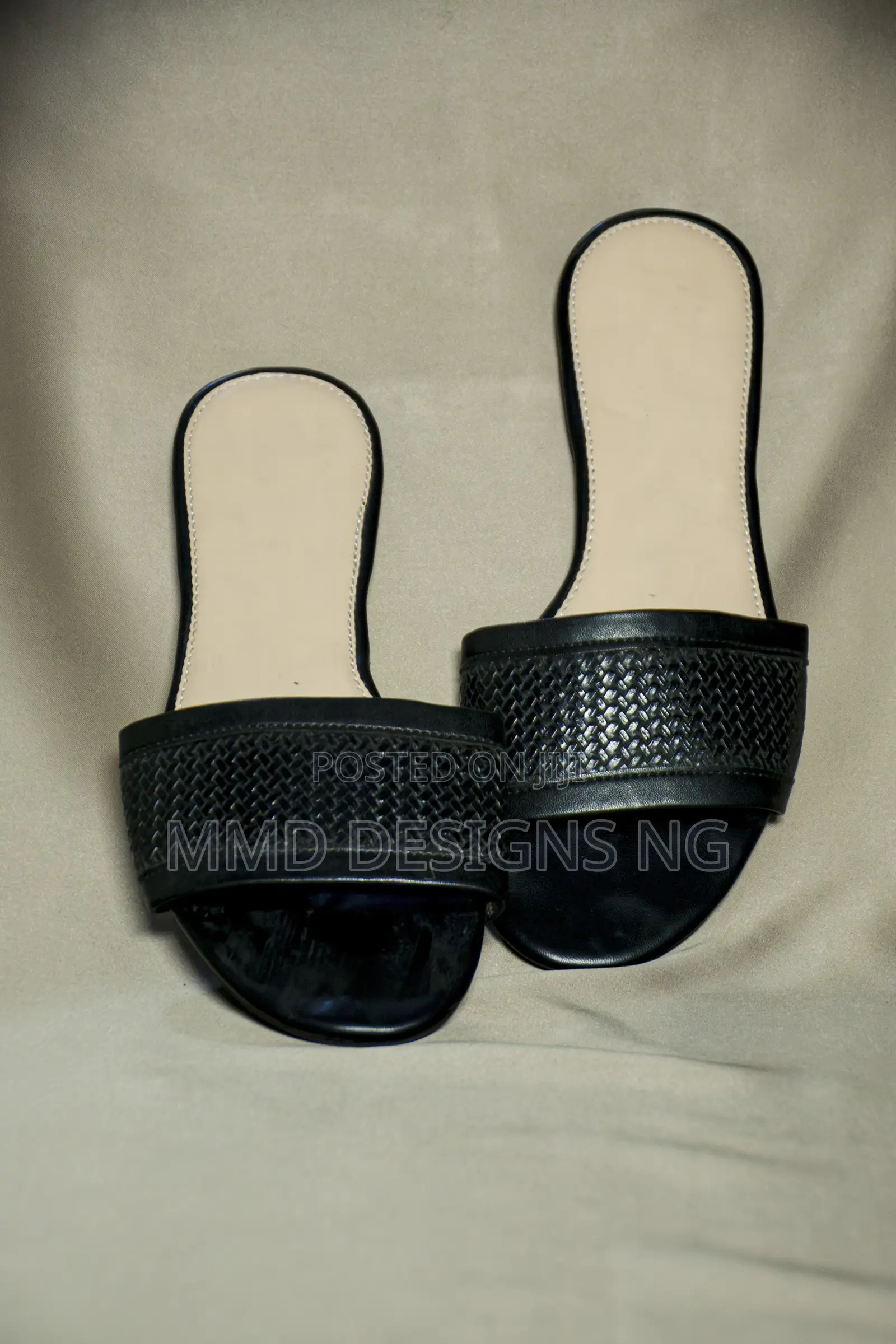 MMD Moon Petal Women's Black Textured Slides