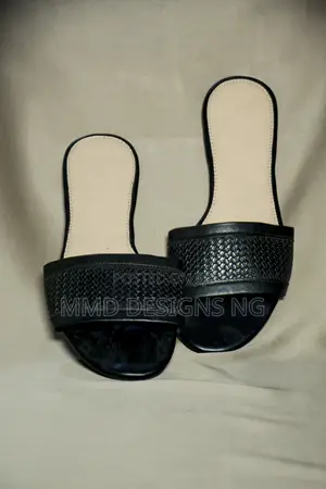 MMD Moon Petal Women's Black Textured Slides