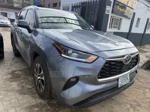 Toyota Highlander XLE 2022 Blue