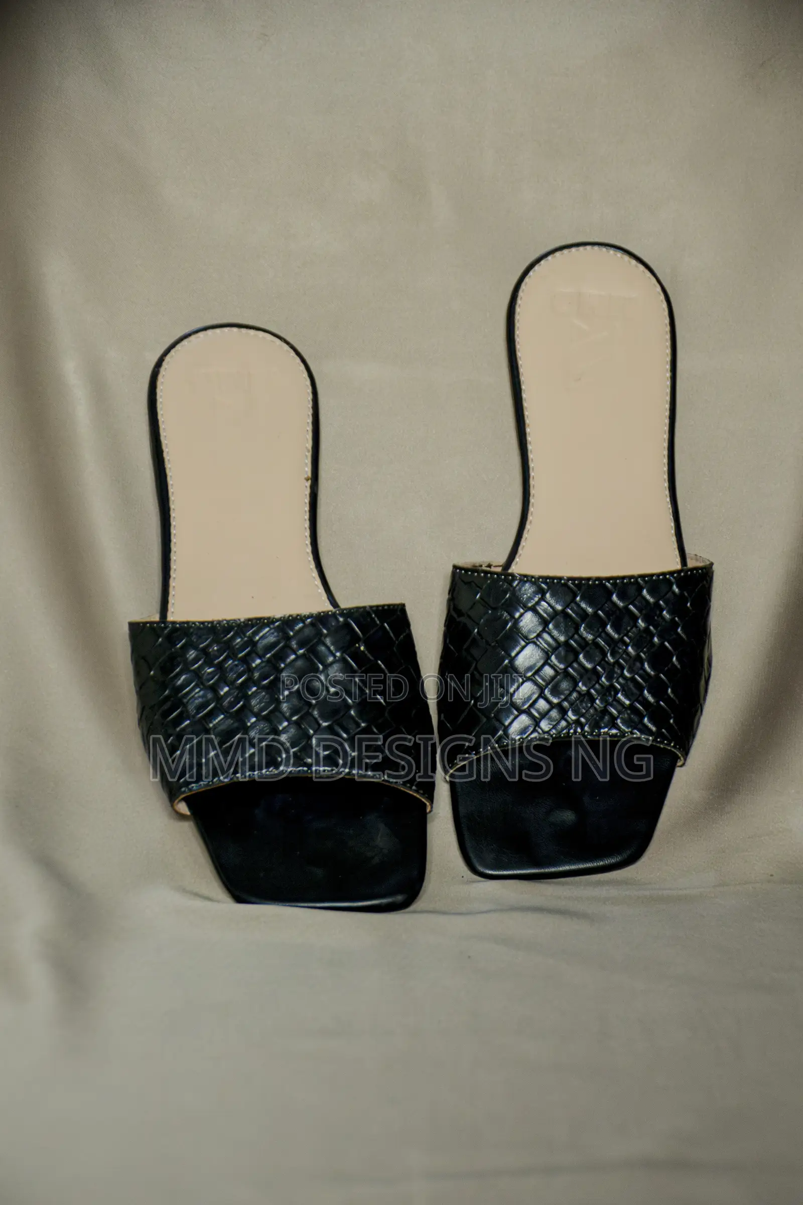 MMD Calm Coal Women's Black Textured Slides