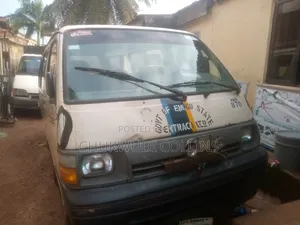 Toyota HiAce 2002 White