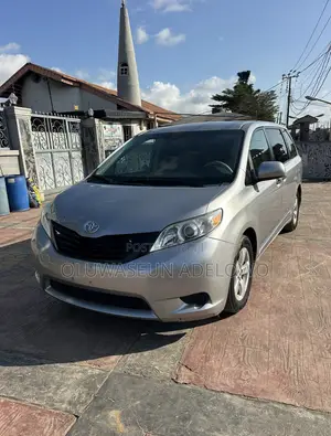 Toyota Sienna LE 8 Passenger 2012 Silver