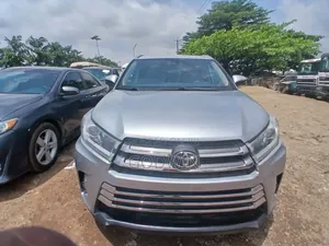 Toyota Highlander XLE 4x2 V6 (3.5L 6cyl 8A) 2018 Gray