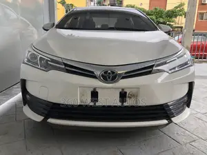 Toyota Corolla XLE (1.8L 4cyl 2A) 2018 White