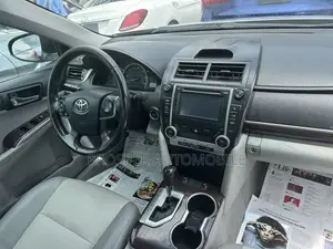 Toyota Camry XLE 4dr Sedan (2.5L 4cyl 6A) 2012 Silver