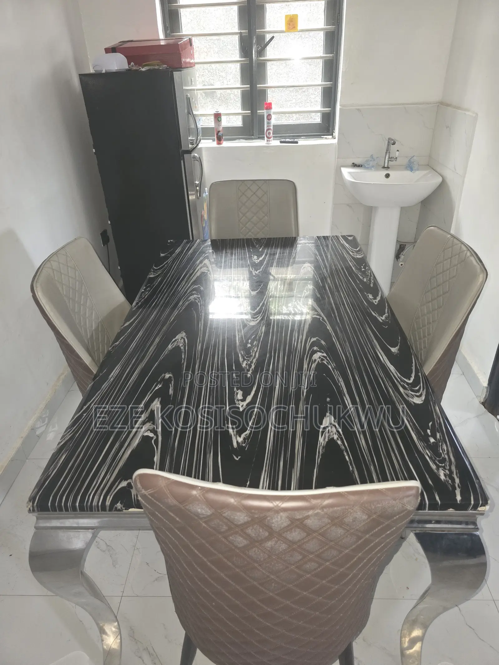 Used 4 Seater Dinning Table