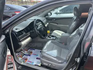 Toyota Camry XLE 4dr Sedan (2.5L 4cyl 6A) 2012 Gray