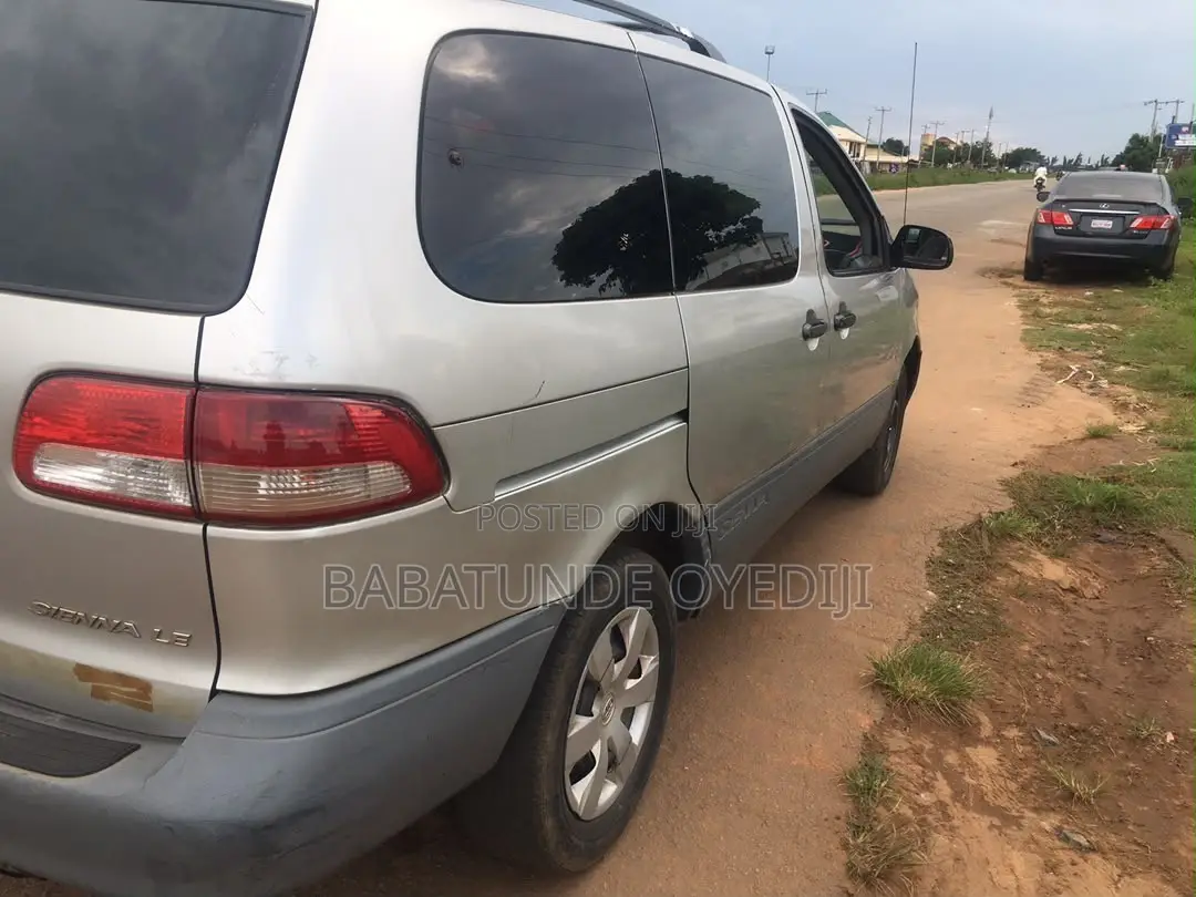 Toyota Sienna 2000 Silver