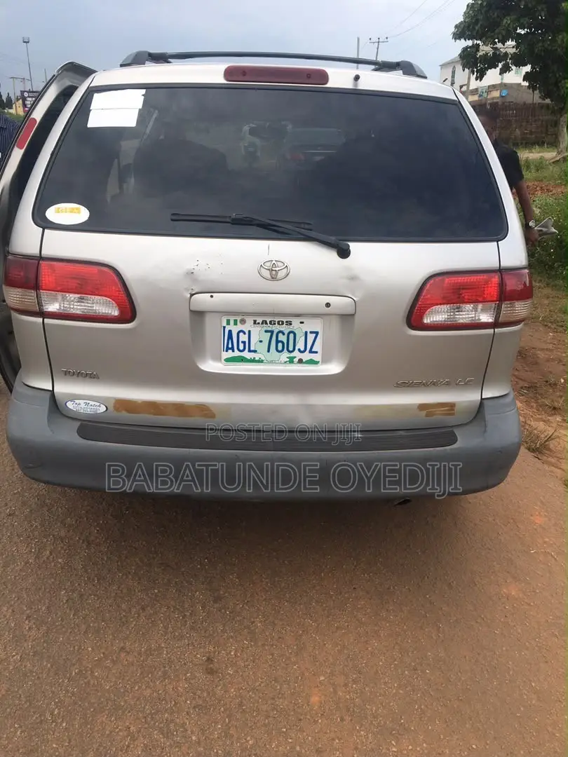 Toyota Sienna 2000 Silver