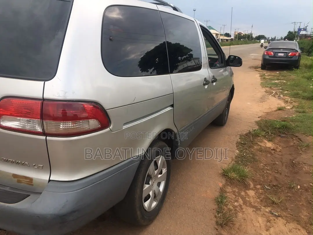Toyota Sienna 2000 Silver