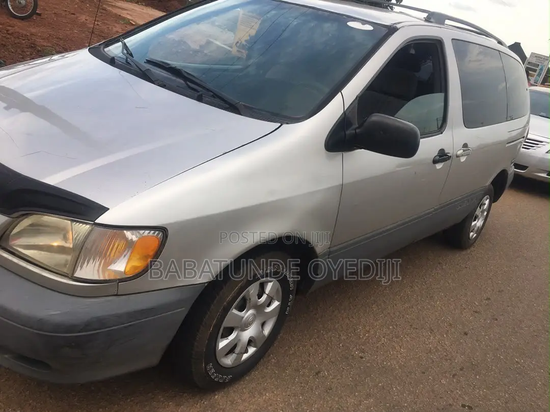 Toyota Sienna 2000 Silver