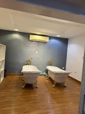 Clean Acrylic Bathtub/Fiberglass for Sale
