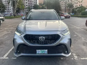 Toyota Highlander XLE 2022 Silver