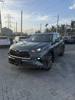 Toyota Highlander XLE 2021 Gray