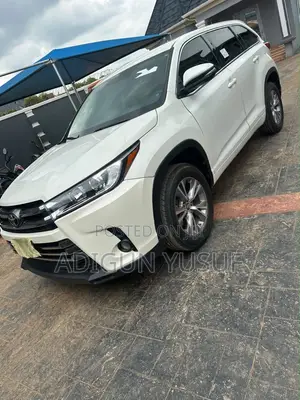 Toyota Highlander XLE 4x2 V6 (3.5L 6cyl 8A) 2017 White