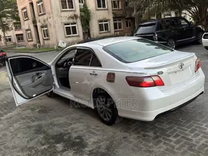 Toyota Camry SE V6 4dr Sedan (3.5L 6cyl 6AM) 2009 White
