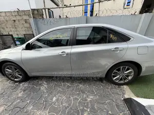 Toyota Camry SE 4dr Sedan (2.5L 4cyl 6A) 2015 Silver