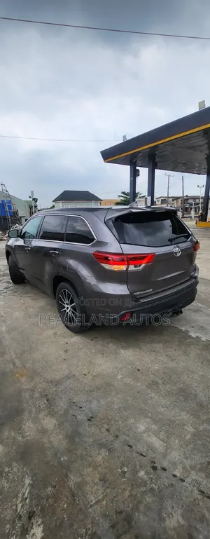 Toyota Highlander SE 4x2 V6 (3.5L 6cyl 8A) 2017 Brown