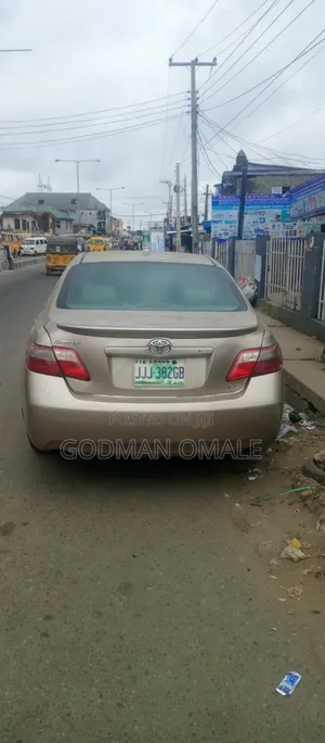 Toyota Camry XLE 4dr Sedan (2.5L 4cyl 6AM) 2010 Gold