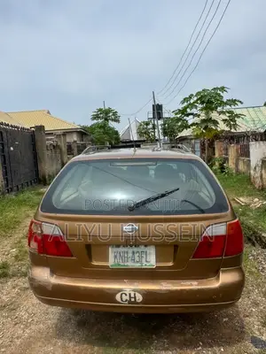 Nissan Almera Tino 2002 Gold