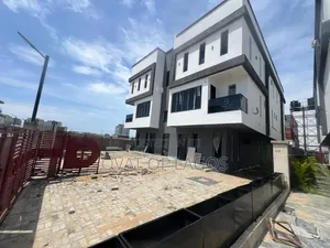 3bdrm Apartment in Lekki Phase 1 for sale