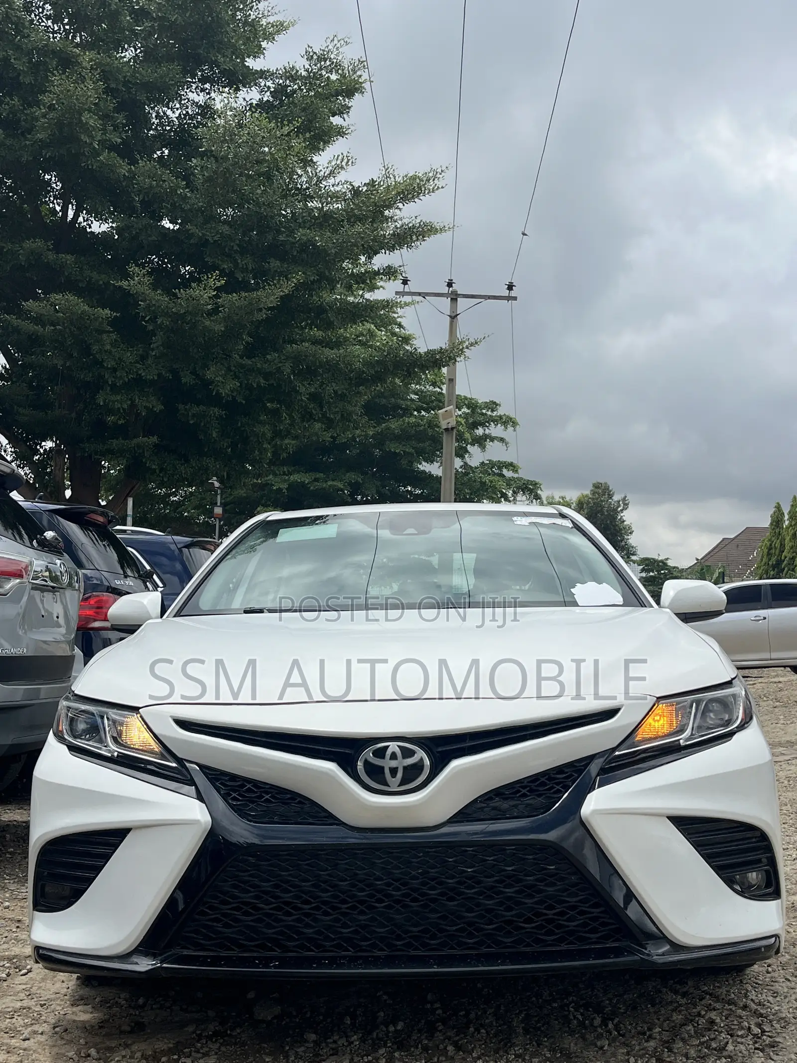 Toyota Camry SE FWD 2020 White