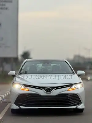 Toyota Camry XLE FWD (2.5L 4cyl 8AM) 2018 White