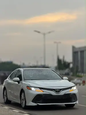 Toyota Camry XLE FWD (2.5L 4cyl 8AM) 2018 White