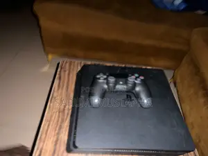 PS 4 + 1pad + 4 Games Installed
