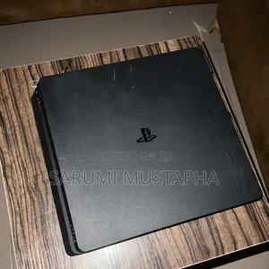 PS 4 + 1pad + 4 Games Installed