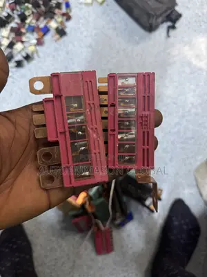Lexus Rx350/Camry/Avalon Multi-Circuit Fusible Link Block Assembly