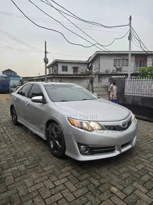 Toyota Camry SE 4dr Sedan (2.5L 4cyl 6A) 2013 Silver