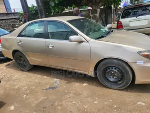 Toyota Camry 2005 Gold
