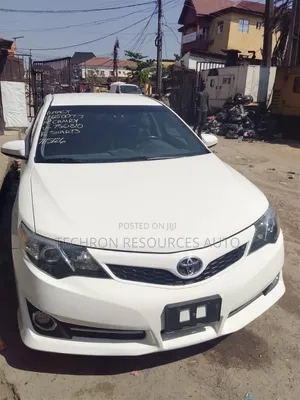 Toyota Camry SE 4dr Sedan w/Prod. End 11/13 (2.5L 4cyl 6A) 2014 White