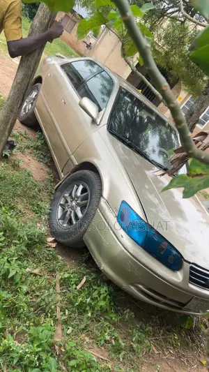 Toyota Camry XLE V6 4dr Sedan (3.0L 6cyl 4A) 2001 Gold
