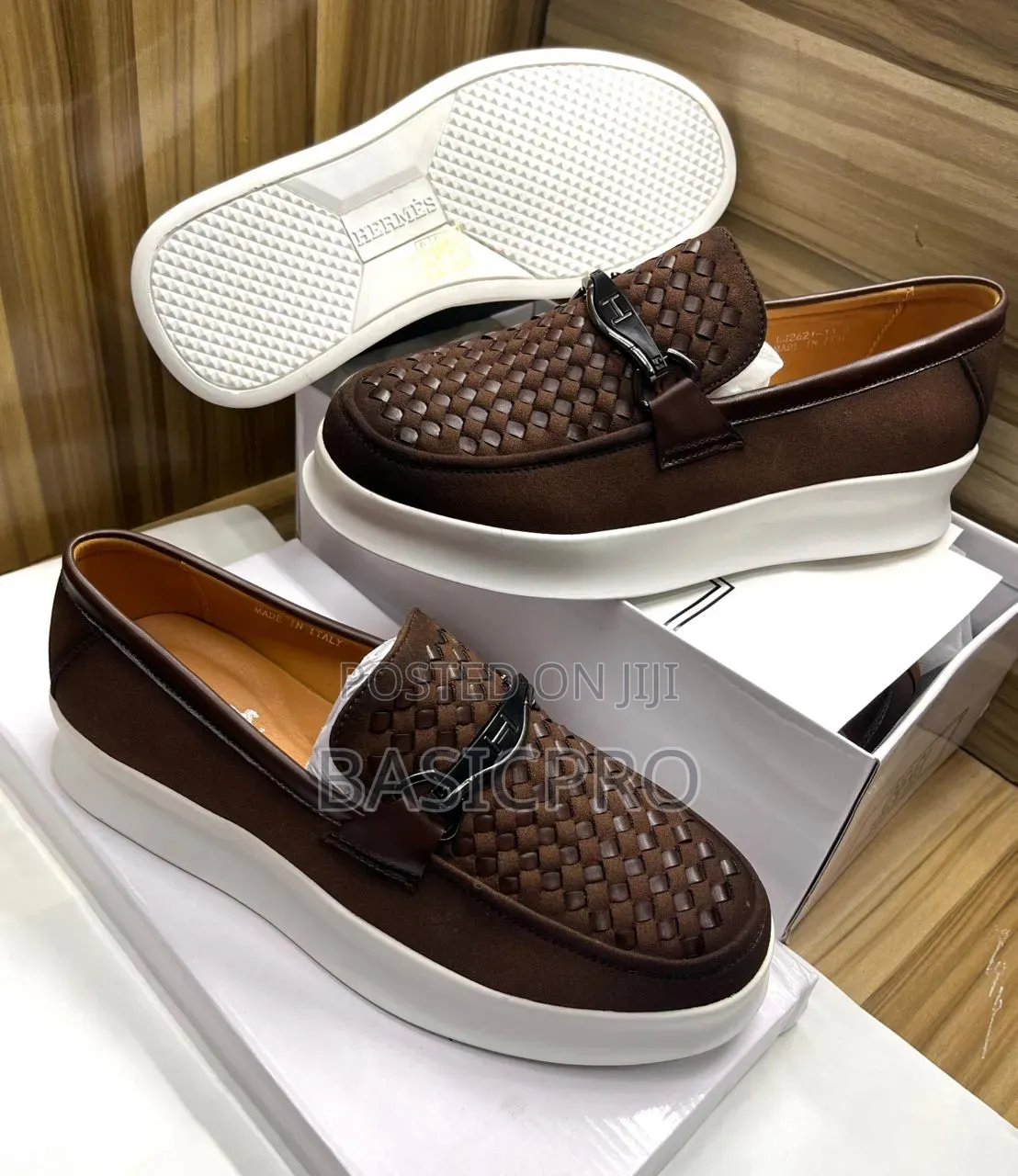 Fully Boxed Shoes for Big Boss Feeling.