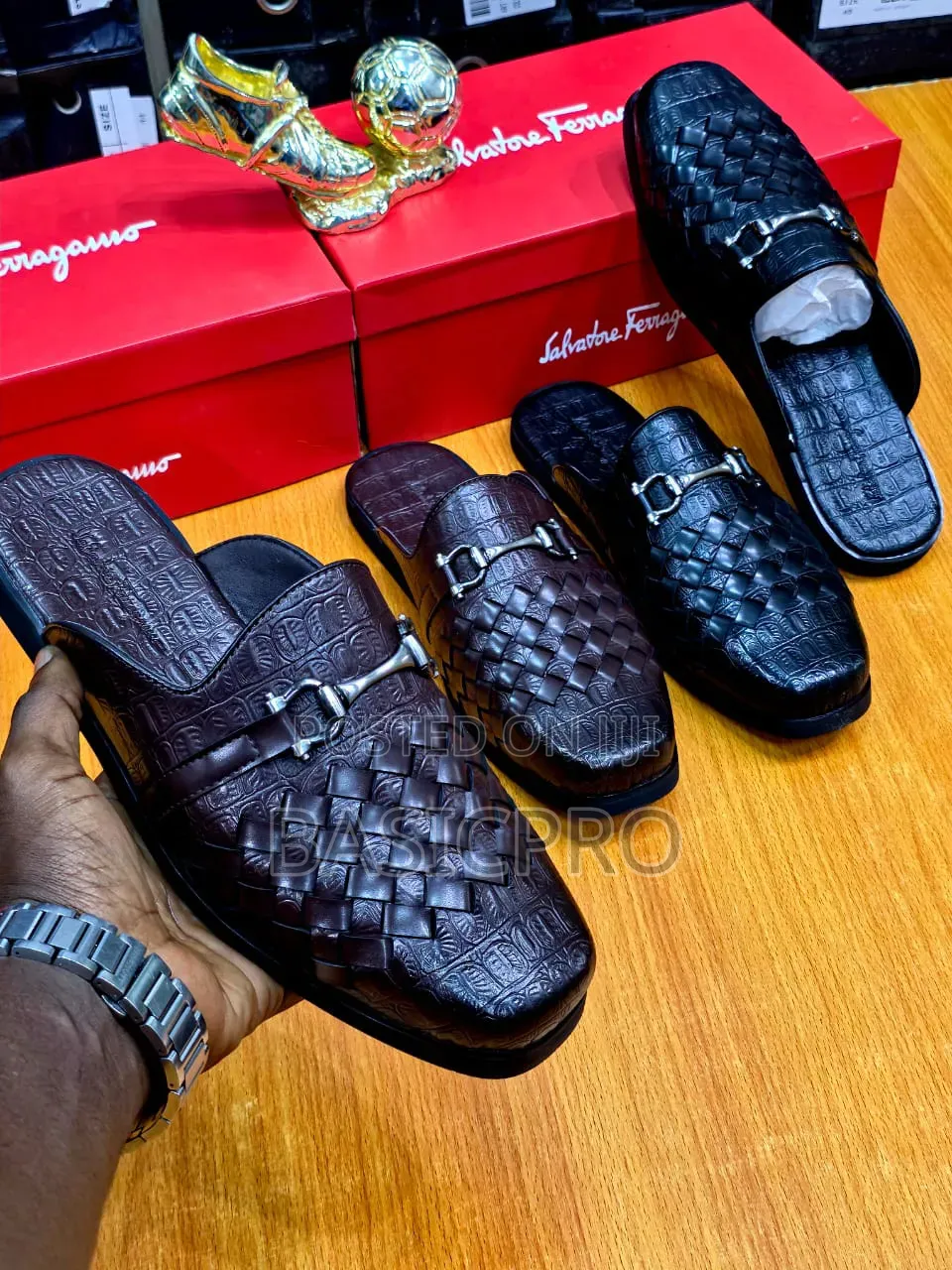 Fully Boxed Shoes for Big Boss Feeling.