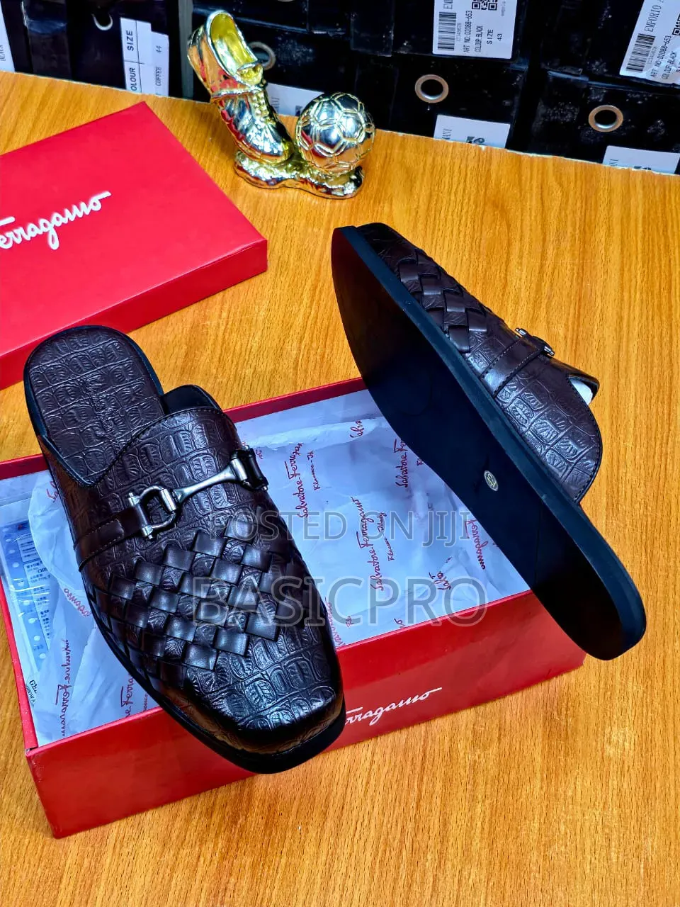 Fully Boxed Shoes for Big Boss Feeling.