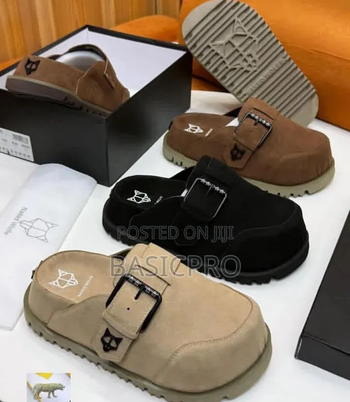Fully Boxed Shoes for Big Boss Feeling.